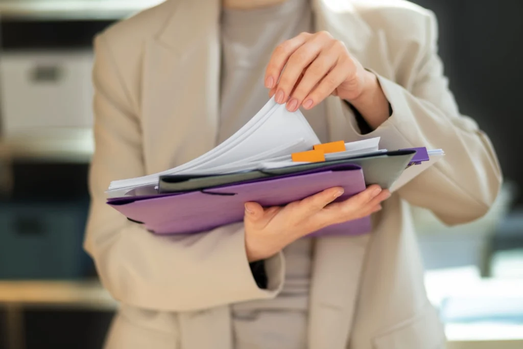 Profesional analizando documentos técnicos para trámite de permisos energéticos ante la CNE